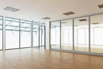 Großes Büro mit Fensterfolie auf Glaswänden, modern, lichtdurchflutet, Sichtschutz