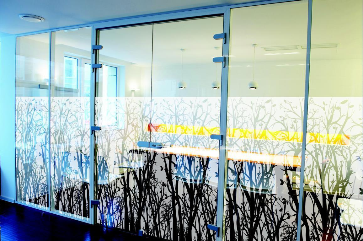 Glaswand mit dekorativer Fensterfolie in floralem Muster, ideal als Sichtschutz im Büro