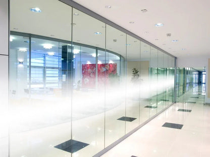 Moderne Büro-Glaswand mit halbtransparenter Fensterfolie, lichtdurchfluteter Flur