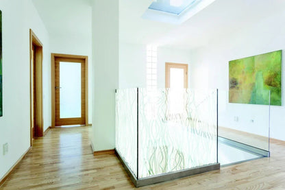 Lichtdurchfluteter Flur mit dekorativer Fensterfolie im modernen Muster auf Glasgeländer, Parkettboden