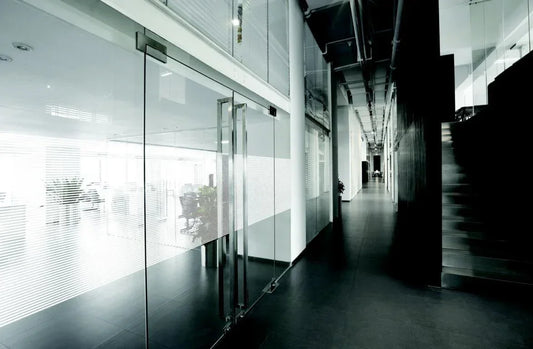Moderne Büroräume mit Glaswänden und Sichtschutz Fensterfolie Streifenmuster