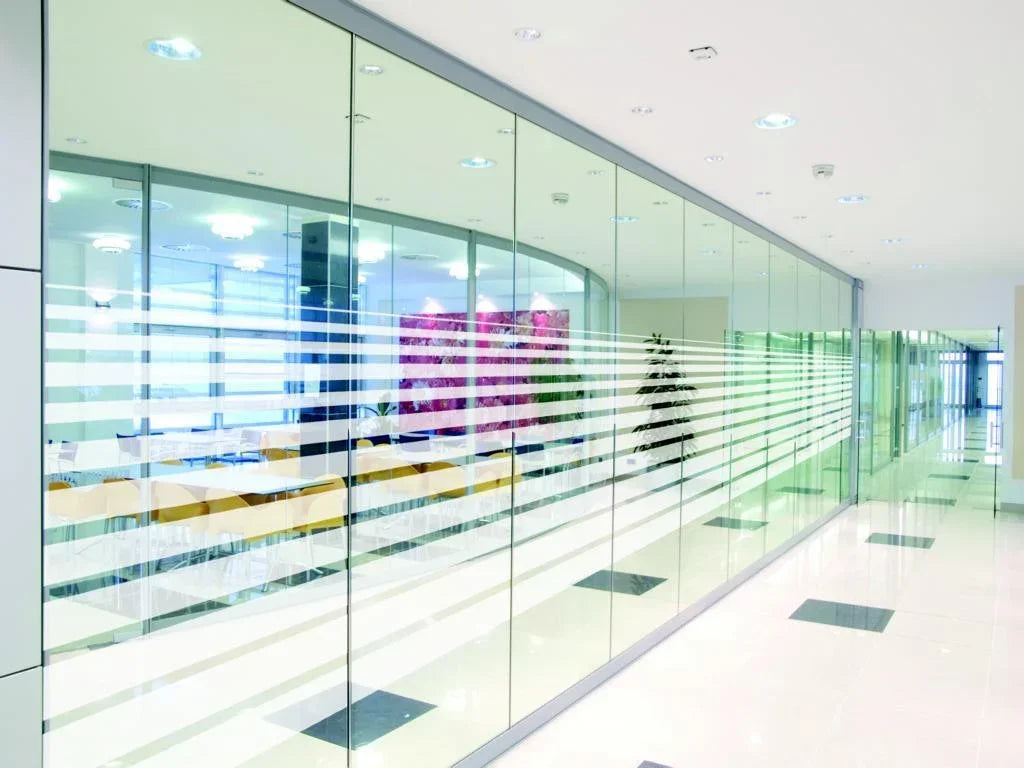 Glaswand mit weißen Streifenfensterfolien in modernem Büroflur, Sichtschutz Fensterfolie