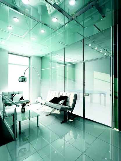Modernes Büro mit Glaswänden, Fensterfolie und stilvoller Einrichtung, viel Tageslicht