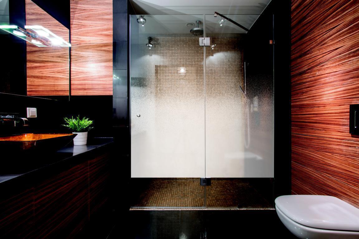 Moderne Dusche mit satinierter Glasfolie, Sichtschutzfolie im eleganten Badezimmer