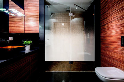 Moderne Dusche mit satinierter Glasfolie, Sichtschutzfolie im eleganten Badezimmer