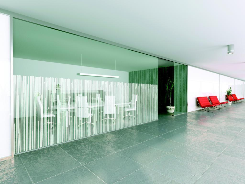 Moderne Bürolandschaft mit Glastrennwand und Sichtschutz Fensterfolie mit Streifenmuster
